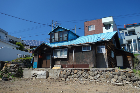 豊川町の青い屋根の家